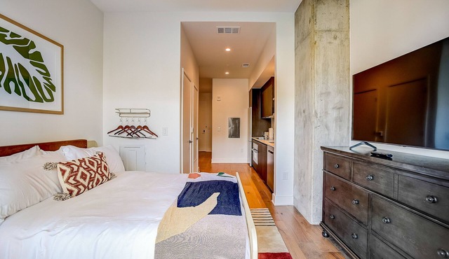 Stylish Rainey Street condo w/private balcony - rooftop pool & gym