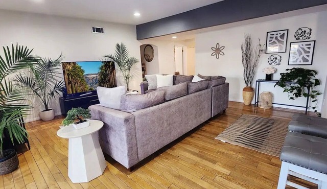 Stylish Ranch with Gorgeous Swimming Pool & Piano