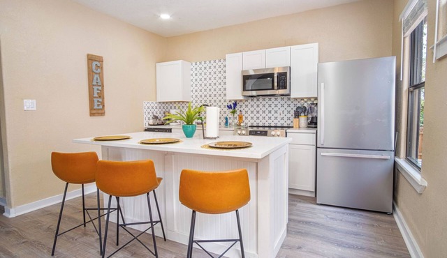 Stylish Relaxing 3BR/2BA Near Cool Downtown Hype