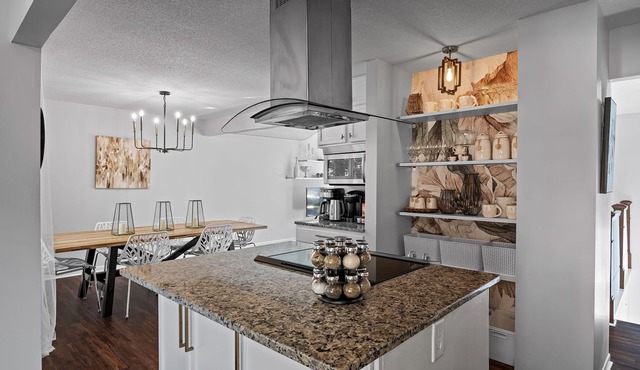 Stylish Remodeled 6 Br House in Minneapolis! New linens, THE ONE!