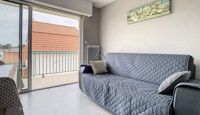 Stylish Renovated Studio with Balcony & Parking, Near Center & Beach
