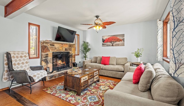 Stylish Renovated Home | Open Layout, Coffee Bar + Near Hiking & Waterfalls