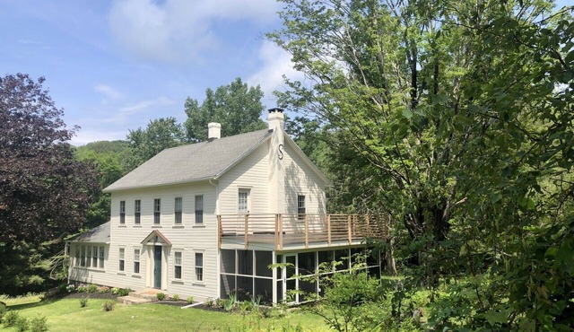Stylish, renovated 3 bed 3.5 bath 1812 Colonial