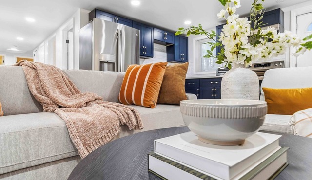 Stylish Renovated 3BR Home Sleeps 6 2 Full Baths + Parking