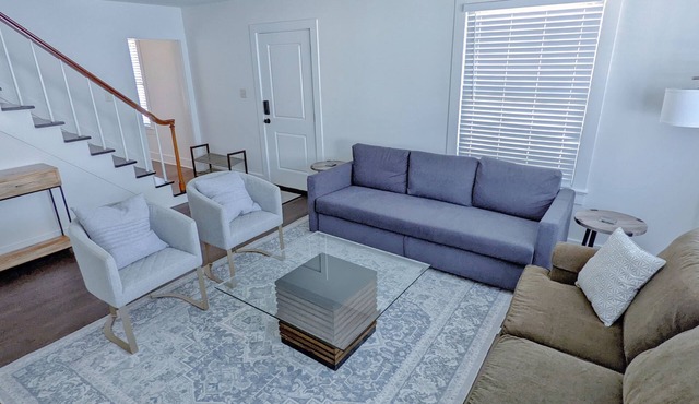 Stylish Renovated House + 2 studio apartments! (5 br/4 bath) Sleeps 12!