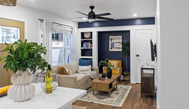 Stylish Rental Near Downtown, Beach & Parks. Fast WiFi, Pet Friendly & Parking.
