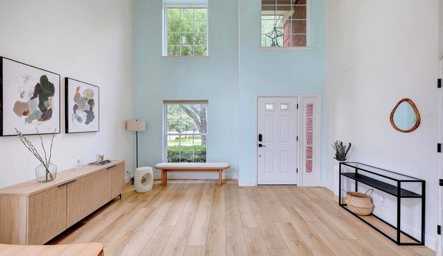 Stylish Retreat 10 Min to Domain/Q2 Gym &Games