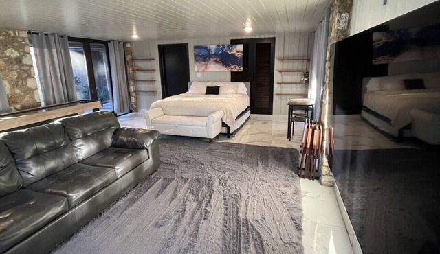 Stylish Retreat/86`TV/King Bed/Spa Shower/Shuffleboard/Near the Lake