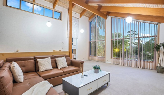 Stylish Retreat at Wheelers Hill 5BRM