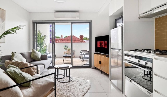 Stylish Retreat + Balcony + Parking & City Access