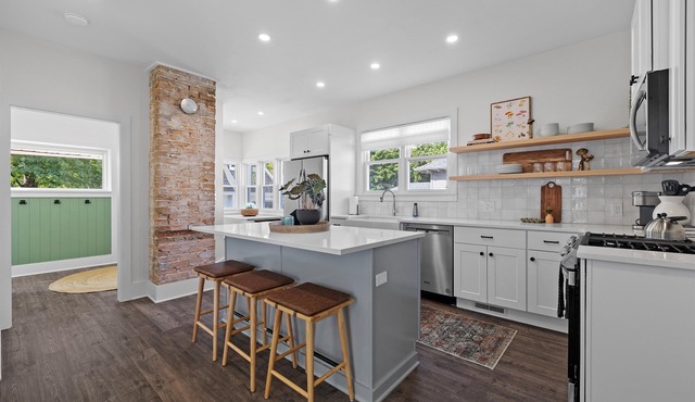 Stylish Retreat by Downtown, Wedding Venues & Lakes + Cozy Fire Pit