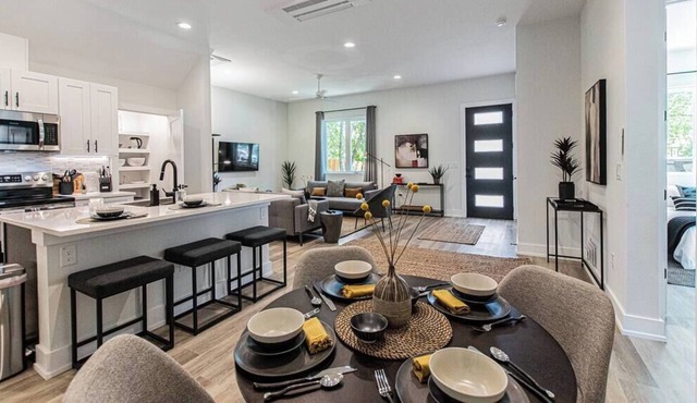 Stylish Retreat - Conveniently Near Airpt & DT