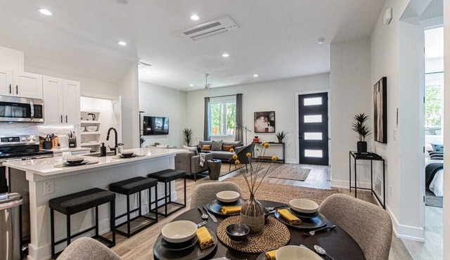 Stylish Retreat - Conveniently Near Airpt & DT