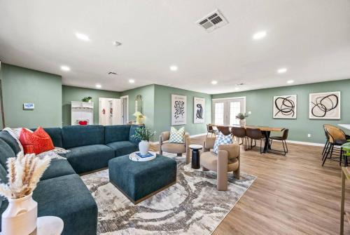 Stylish Retreat-Hot Tub + Huge Yard + Pet Friendly