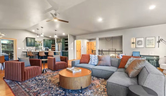 Stylish Retreat -Hot Tub, Game Room, Hot Tub