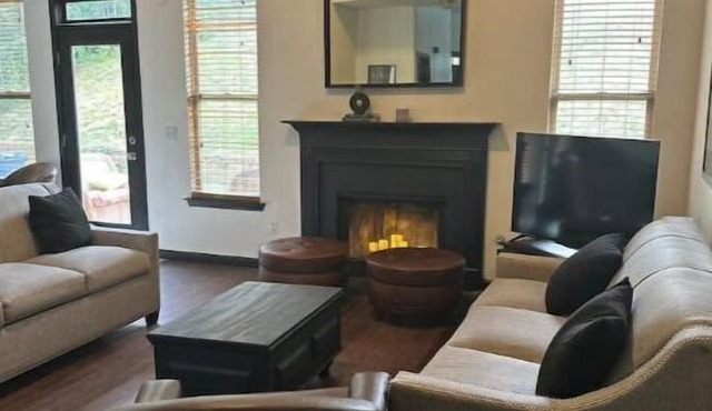 Stylish Retreat in Adairsville: with Arcade Machine and Shared Pool