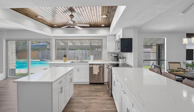 Stylish Retreat, Large Pool! Pet/Family Friendly