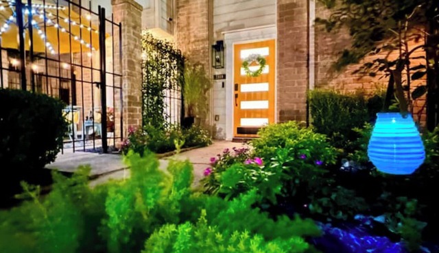 Stylish Retreat n5-Star Location, Deck & Pool!