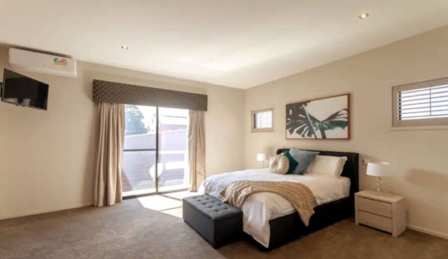 Stylish Retreat Steps from Geelong Waterfront