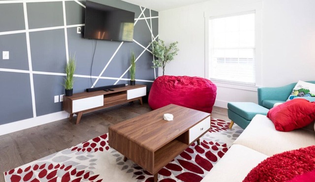 Stylish retreat w/hot tub!