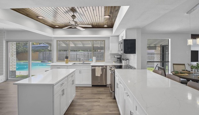 Stylish Retreat With Large Diving Pool! Pet And Family Friendly