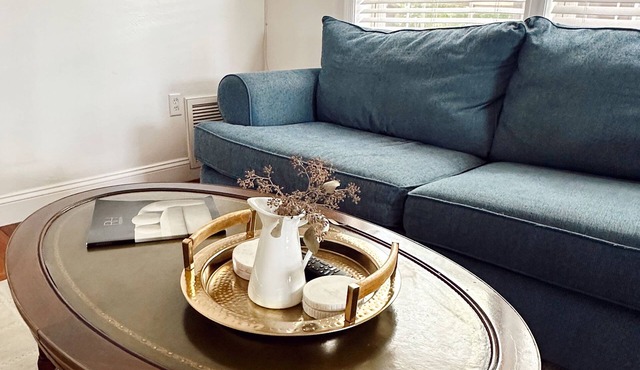 Stylish Retro cottage. Sleeps up to 7. Close to ball parks, lakes, and springs!