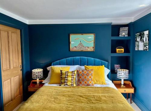 Stylish Retro Hotel Room above Pub