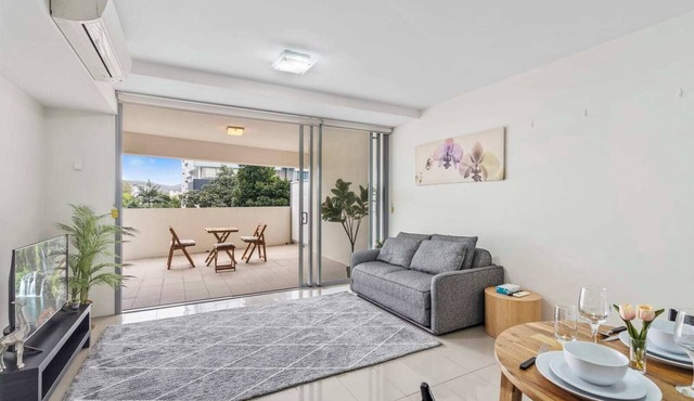 Stylish Riverside Haven - Gym, Pool, WiFi & Parking