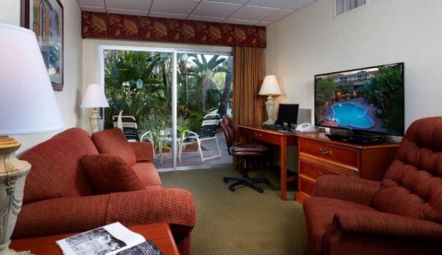 Stylish Room Close to Naples Zoo – 5 Min Drive Away