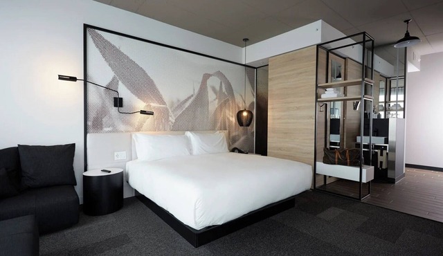 Stylish Room Near REM for Easy Access to Downtown Montreal – Prime Location
