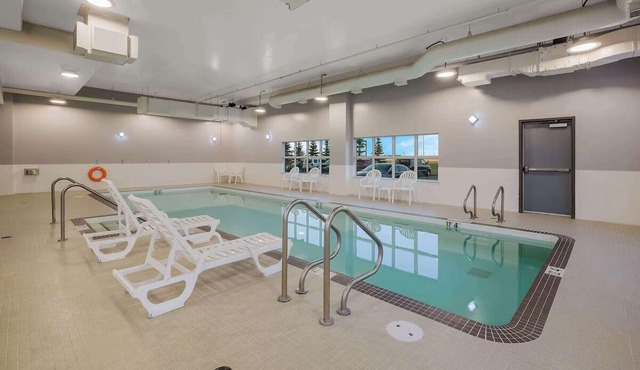 Stylish Room with Swimming Pool, Close to Calgary's Premier Attractions