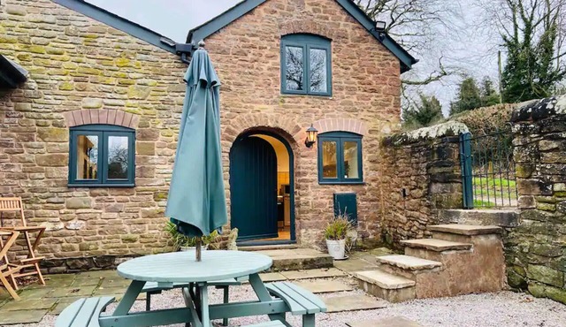 Stylish & Rural - 3 Bedroom Country Cottage