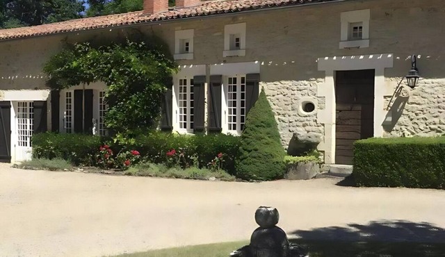 Stylish rural home with pool sleeps 14 guests