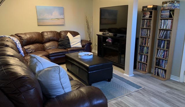 Stylish Sauble Beach Cottage– 3-Bedroom Family Getaway, 10 Min Walk to the Beach