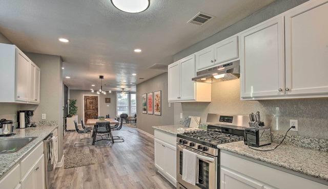 Stylish San Antonio Retreat Near The Pearl!