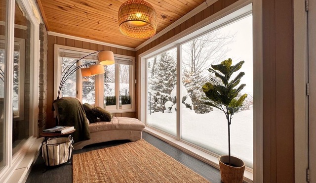 Stylish Sandy Beach 4-Bed Waterfront