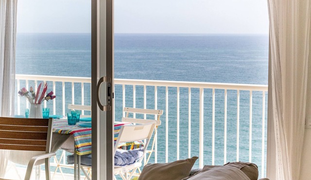 Stylish sea-view apartment with parking and Wi-Fi