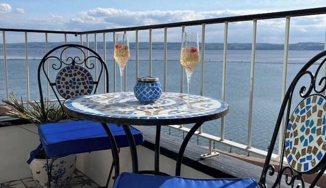 Stylish Seafront Flat & Balcony: Something Special