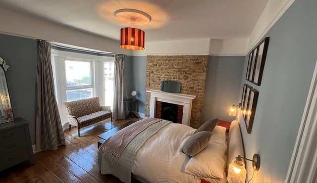 Stylish seaside townhouse | Sleeps 8 | 2 min to Beach | Sunny Garden & BBQ