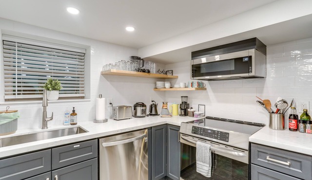 Stylish Seattle Apt w/Sauna: 6 Mi to Downtown!