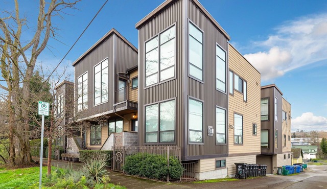 Stylish Seattle Townhome Near Shops & Dining