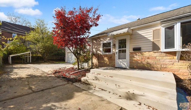 Stylish & Secluded- Child Friendly~Parking- King Bed- 15min DT- Hot Tub~ Pets