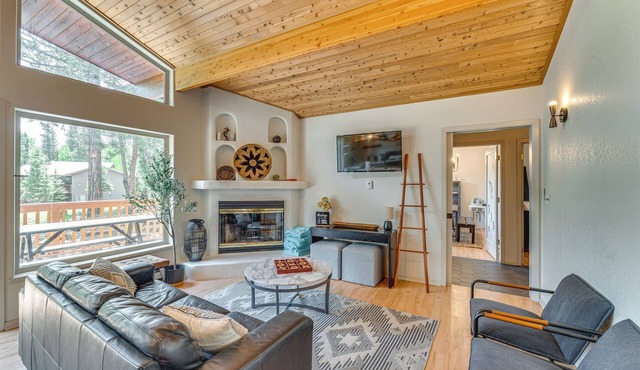 Stylish, Serene Angel Fire Cabin w/Hot Tub!