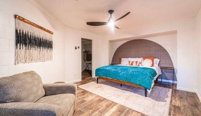 Stylish-Serene Midtown Getaway: Retreat for Two