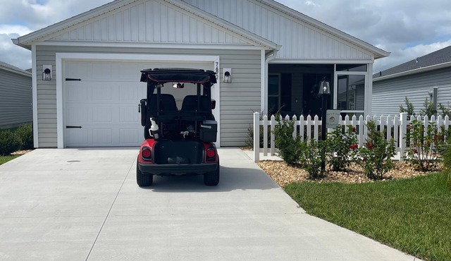 Stylish Shadybrook retreat with golf cart, bikes & Tesla charger!