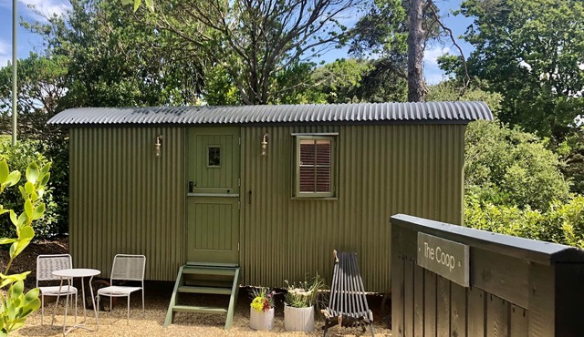 Stylish shepherd's hut, 10 mins walk from beach and village