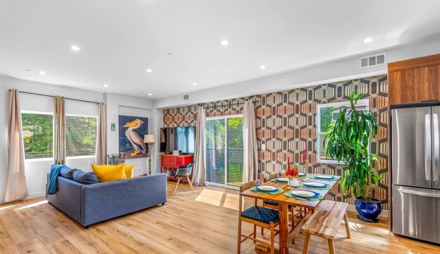 Stylish Sherman Oaks Townhouse W/3 Master Suites