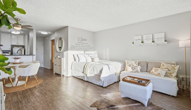 Stylish Silverlake Apartment near Crypto Arena