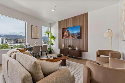 Stylish SLC Getaway 2-Bed 2-Bath with Balcony