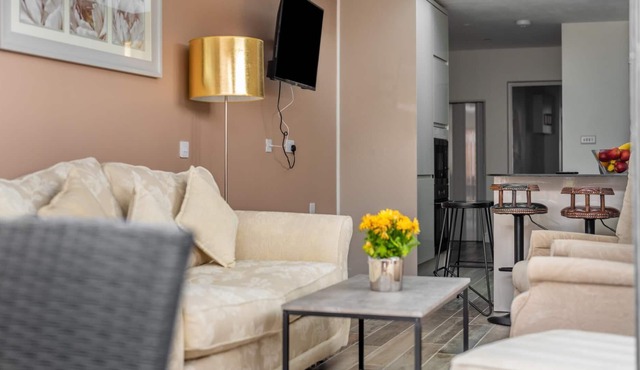 Stylish & Sleek 3BD Home including Guest House in Southall